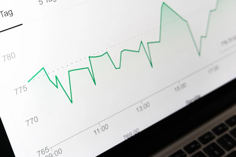 Ibovespa fecha em baixa e dólar sobe na véspera de decisões do Fed e do Copom